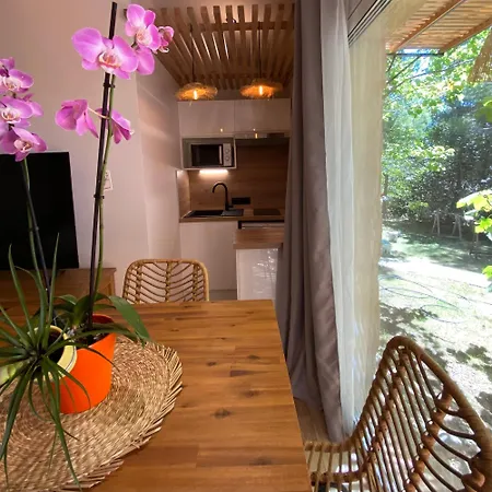 Les Jardins De L'oustal 纳博讷